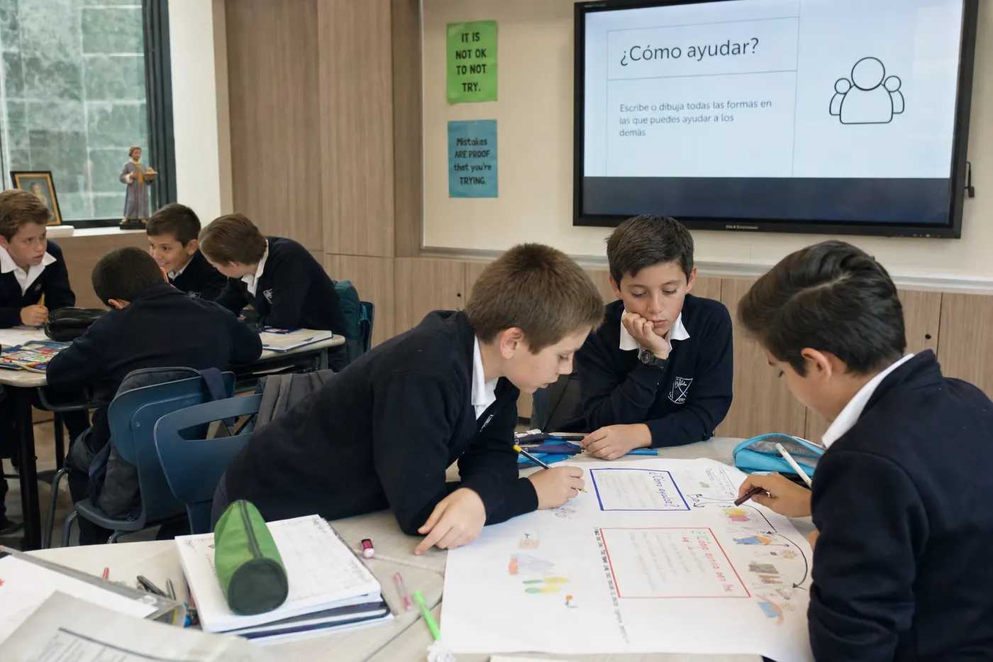Alumnos varones de primaria en aula de colegio católico privado