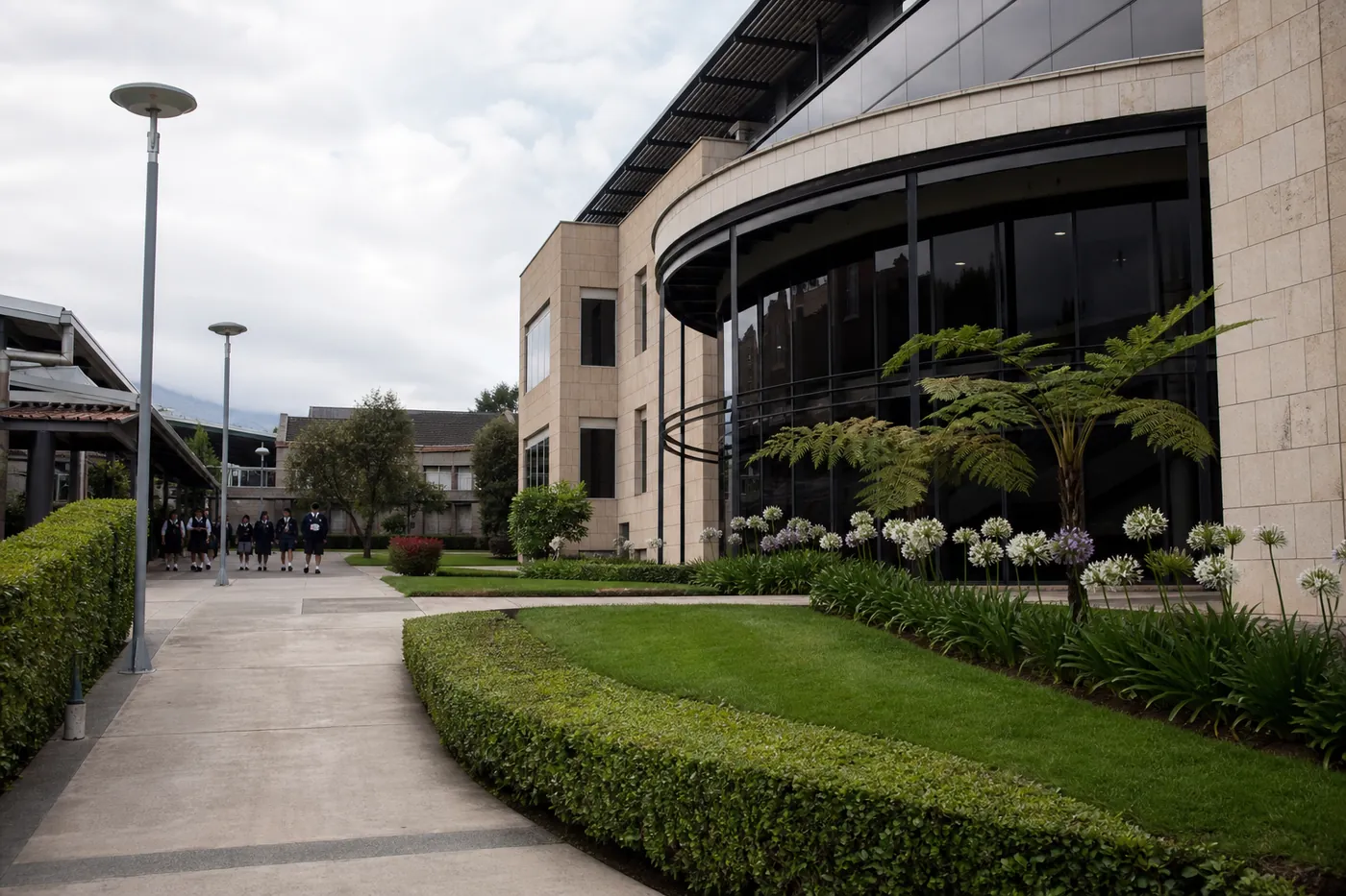 Campus de un colegio católico privado con instalaciones modernas — contexto del Programa CREAS
